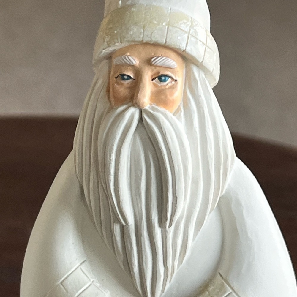 Pair of vintage Santas dressed in white with snowflakes and doves - Picture 3 of 6